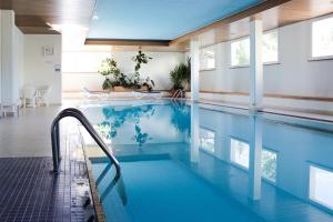 Modernes Alpenstudio mit Bergblick, Pool und Sauna