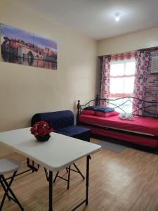 Near Manila Airport, MAILZ HOMEZ COZY Studio Condo, Full Kitchen, Swimming Pool, WIFI, 11P