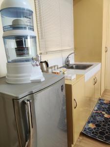 Near Manila Airport, MAILZ HOMEZ COZY Studio Condo, Full Kitchen, Swimming Pool, WIFI, 11P