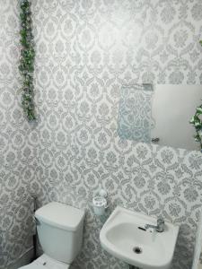 Near Manila Airport, MAILZ HOMEZ COZY Studio Condo, Full Kitchen, Swimming Pool, WIFI, 11P