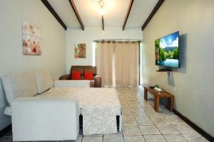 Private Fully Furnished Home at Wide Mouth Frog Hostel Quepos