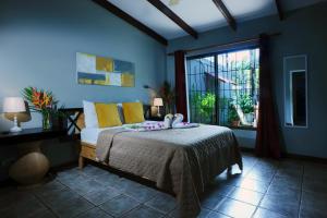 Private Fully Furnished Home at Wide Mouth Frog Hostel Quepos