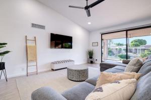 Cali Desert Life - Pool, Golf Cart, Tennis, Bikes