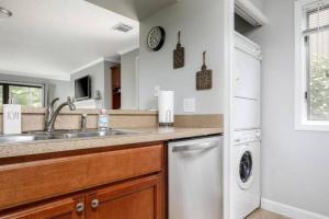 Modern Golfview Condo near the Grand Traverse Bay