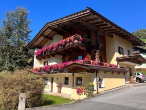 Ferienwohnung Platzhirsch Panorama View Balkon, Gartensauna, Garten, Grillplatz