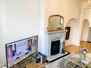 Stunning Modern Cozy 5 star 3 bedroom house-Free Parking Greater London Metro Stations hosted by Tony