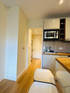 Studio with Balcony 800m to Trocadéro and Tour Eiffel