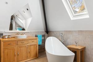 Beautiful Secluded 2 Bedroom Coach House