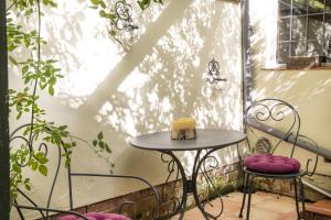 Beautiful Secluded 2 Bedroom Coach House