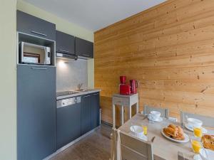 Chalets Modern studio with a dishwasher in the center of Vaujany : photos des chambres