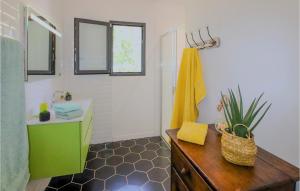 Maisons de vacances Pet Friendly Home In Labeaume : photos des chambres