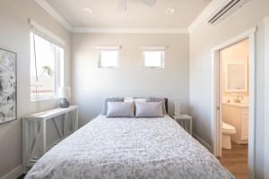 4046 Modern condo in Hillcrest Mission Hills