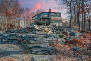 Magical Waterfront with 4-Season fun in Ski Resort