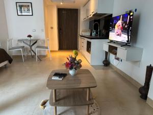 芭提雅中心地带 Centara Avenue 一房公寓3楼 紧邻海滩, 酒吧街, 智能电视