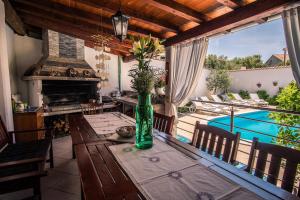 Apartment with private pool and arbor