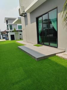 Five BEDROOMS RESIDENTIAL HOME WITH FREE WIFI