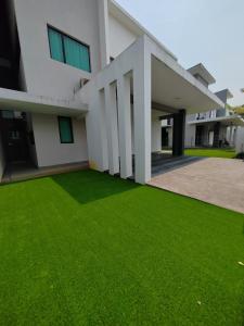 Five BEDROOMS RESIDENTIAL HOME WITH FREE WIFI