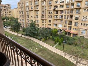 شقة فندقية بإطلالة خيالية مكيفة بالكامل للايجار في مدينتي-Madīnat