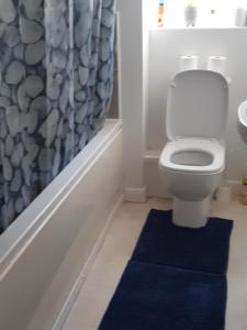 3 Bed House - Sleeps 4 - Parking - Wifi