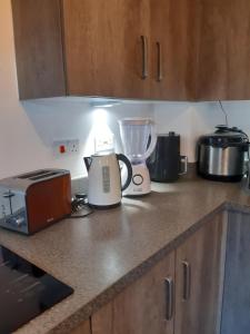3 Bed House - Sleeps 4 - Parking - Wifi