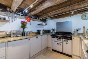 Lantau Cottage: Historic Elizabethan house very close to the beach