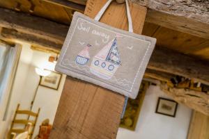 Lantau Cottage: Historic Elizabethan house very close to the beach