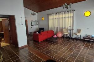 Casa com piscina -100 metros da praia.