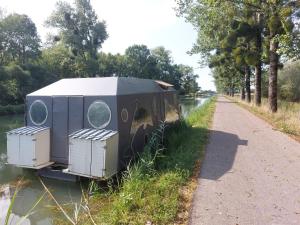 Bateaux Bateau studio terrasse vue sur l-eau et nature : photos des chambres