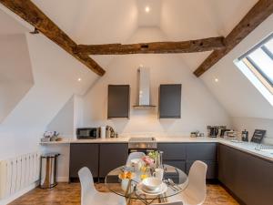 5C Charming Town Centre Apartment With Roof Top Views - Pass the Keys