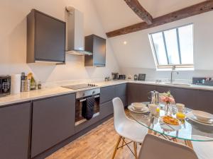 5C Charming Town Centre Apartment With Roof Top Views - Pass the Keys