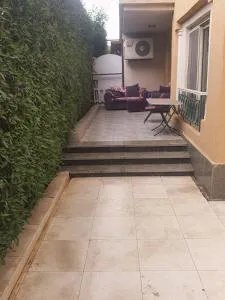 شقة مفروشة فرش فندقي دور ارضي ١٥٠م بجنينة ٩٠ م تطل على حديقة خاصة - Kafr Abū ʼumaydah