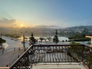 Phòng Deluxe Giường Đôi Có Bồn Tắm (Deluxe Double Room with Bath)