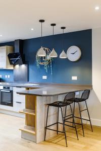 Free Parking Stylish & modern 4-bedroom home with sea views