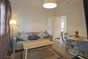 Athina 2BR Apt, Fully Equipped, Kitchen, AC, WiFi