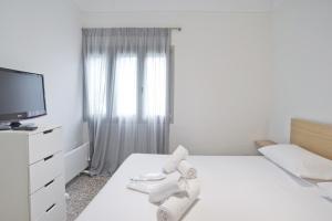 Athina 2BR Apt, Fully Equipped, Kitchen, AC, WiFi