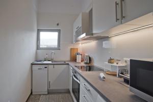 Athina 2BR Apt, Fully Equipped, Kitchen, AC, WiFi