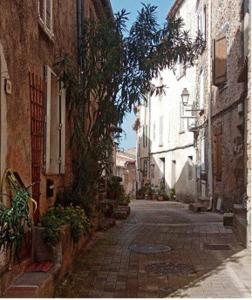 Maisons de vacances Cote d-Azur. VAR. Village house with terrace. : photos des chambres