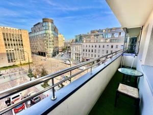 Gold 5 fast WiFi 1 Gbs big 85TV Netflix HBO Disney+