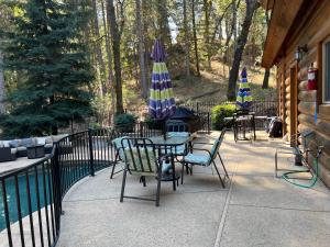 Shasta Lake Luxury Log Cabin: Hot tub & Pool