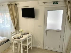 Modern Minimalist Studio with Essential Comfort