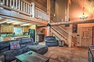 Shasta Lake Luxury Log Cabin: Hot tub & Pool