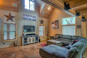 Shasta Lake Luxury Log Cabin: Hot tub & Pool