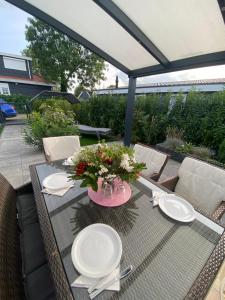 LUXUS Cube Ferienhaus Chalet am See mit Schwimmbad in Lathum NL