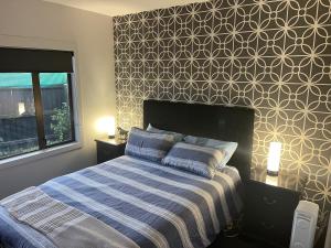 Kaiapoi Village House Delux bedroom and bathroom
