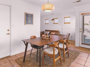 Chic Mid-Century Boho Oasis - 15 min to Old Town