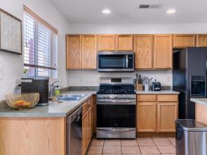 Chic Mid-Century Boho Oasis - 15 min to Old Town