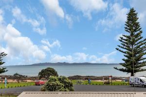 Seaside on Stratford - Cable Bay Holiday Home
