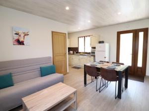 Maisons de vacances Gite Carlat, 3 pieces, 3 personnes - FR-1-742-332 : photos des chambres