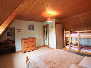 Maisons de vacances Gite Thiezac, 3 pieces, 7 personnes - FR-1-742-15 : photos des chambres