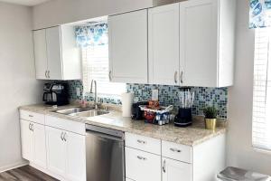 Large 3 Bedroom Home 12 Minutes to Beach